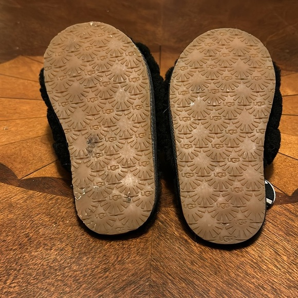 Fuzzy black ugg sandles - Picture 3 of 4